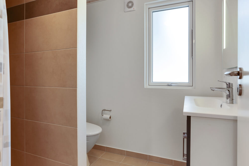 Eines der Badezimmer im Luxusferienhaus Nr. 447