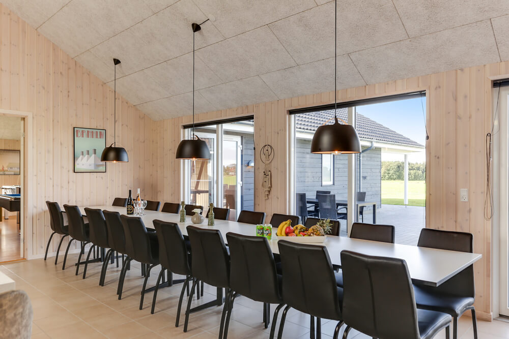 Der Aufenthaltsraum bietet Platz für 24 Personen, wenn ihr das Ferienhaus 447 in Lolland/Falster/Mön besucht.