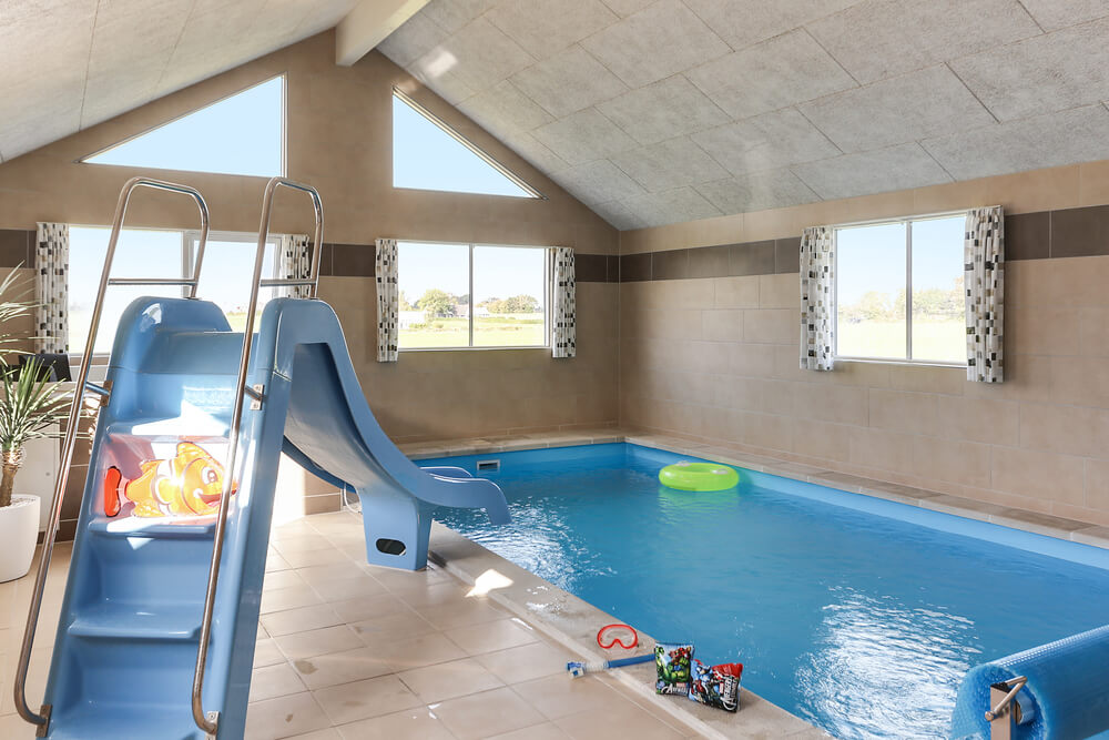 Das Ferienhaus 447 hat einen schicken Poolbereich mit Wasserrutsche, einem geräumigen, eingelassenen Whirlpool und einer Sauna.