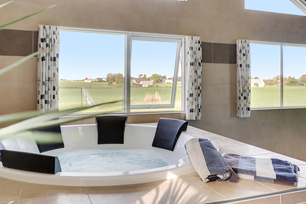 Genießen Sie den warmen Whirlpool im Luxusferienhaus Nr. 447 in Lolland/Falster/Mön
