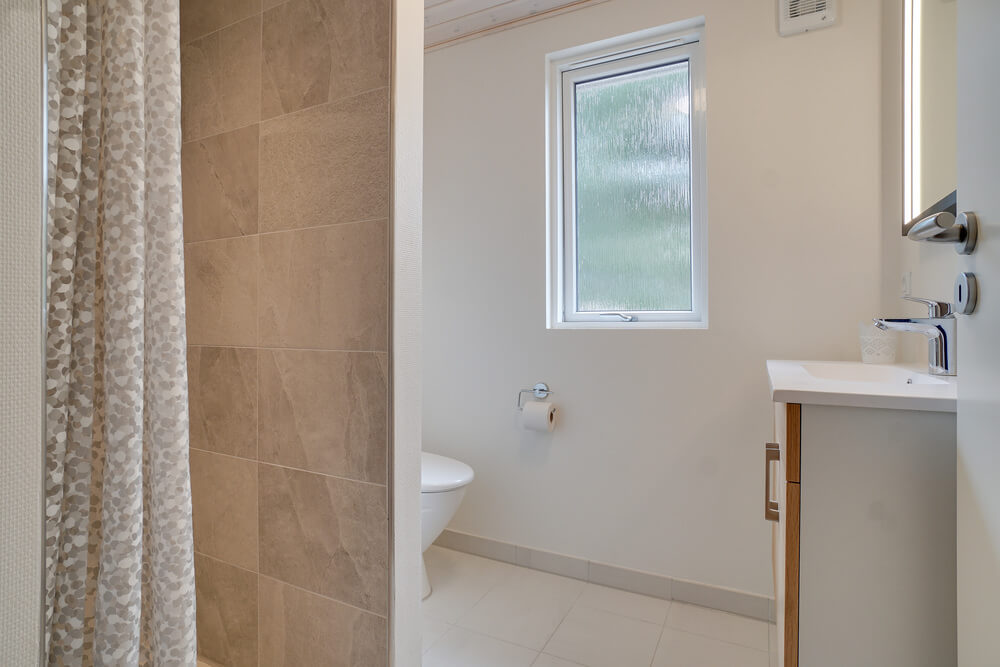 Eines der Badezimmer im Luxusferienhaus Nr. 449