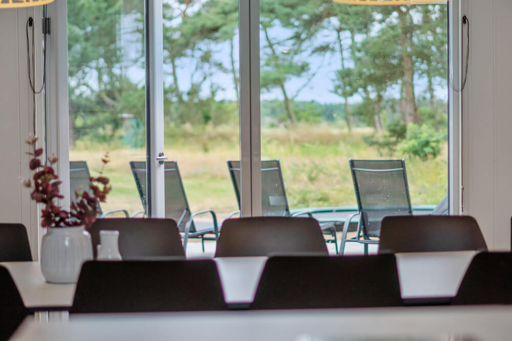 Der Aufenthaltsraum bietet Platz für 18 Personen, wenn ihr das Ferienhaus 449 in Bornholm besucht.