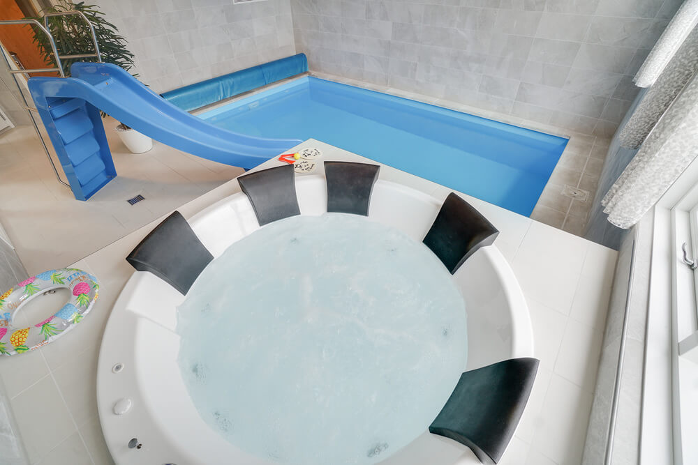 Genießen Sie den warmen Whirlpool im Luxusferienhaus Nr. 449 in Bornholm