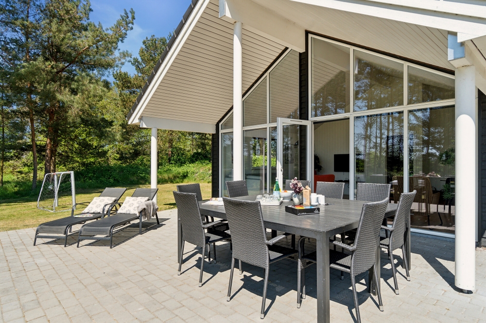 Genießen Sie einen Grillabend auf der Terrasse des Luxusferienhauses Nr. 449 in Bornholm