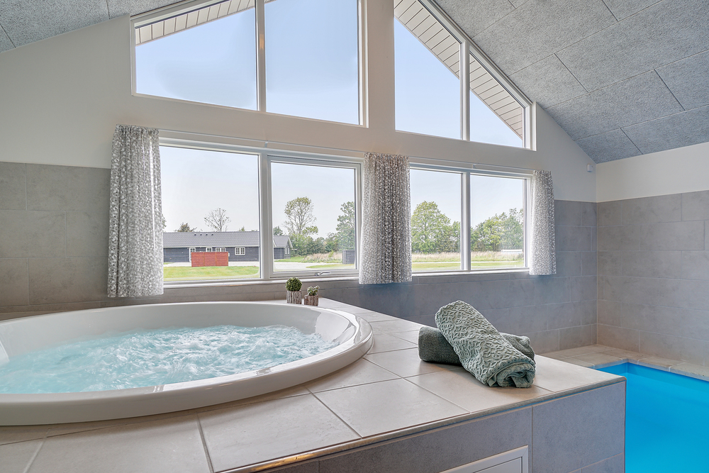Genießen Sie den warmen Whirlpool im Luxusferienhaus Nr. 472 in Ostjütland