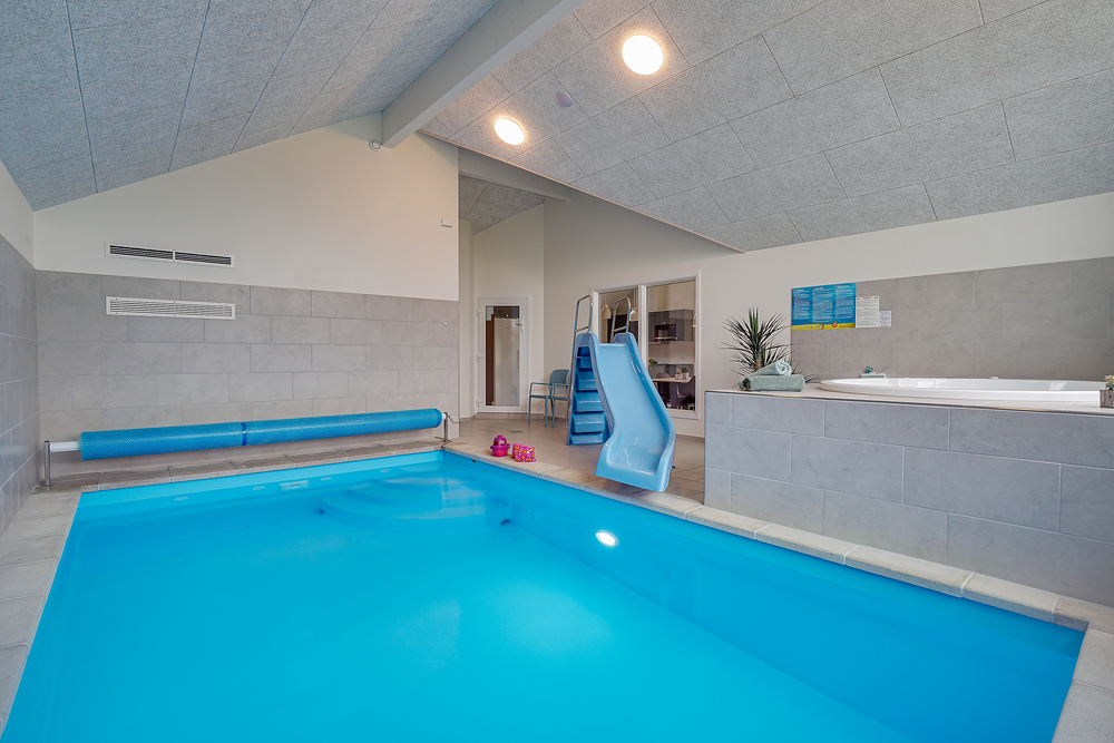 Das Ferienhaus 472 hat einen schicken Poolbereich mit Wasserrutsche, einem geräumigen, eingelassenen Whirlpool und einer Sauna.