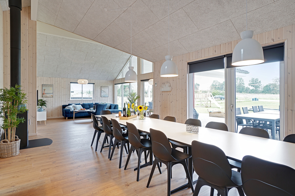 Der Aufenthaltsraum bietet Platz für 18 Personen, wenn ihr das Ferienhaus 472 in Ostjütland besucht.