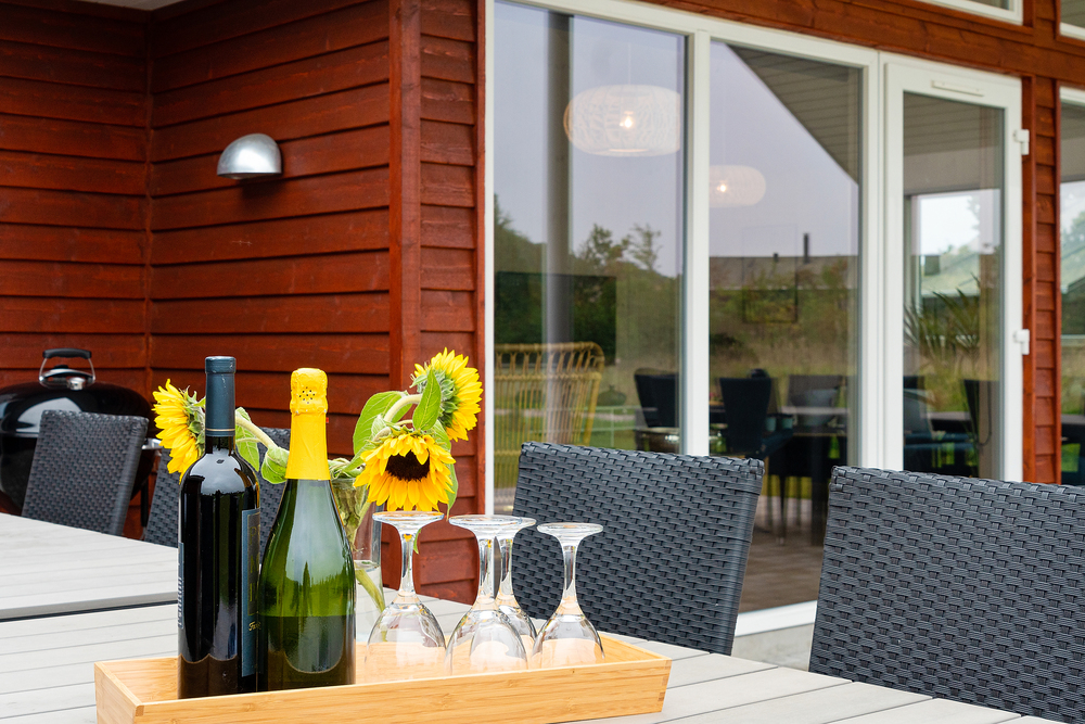 Genießen Sie einen Grillabend auf der Terrasse des Luxusferienhauses Nr. 472 in Ostjütland
