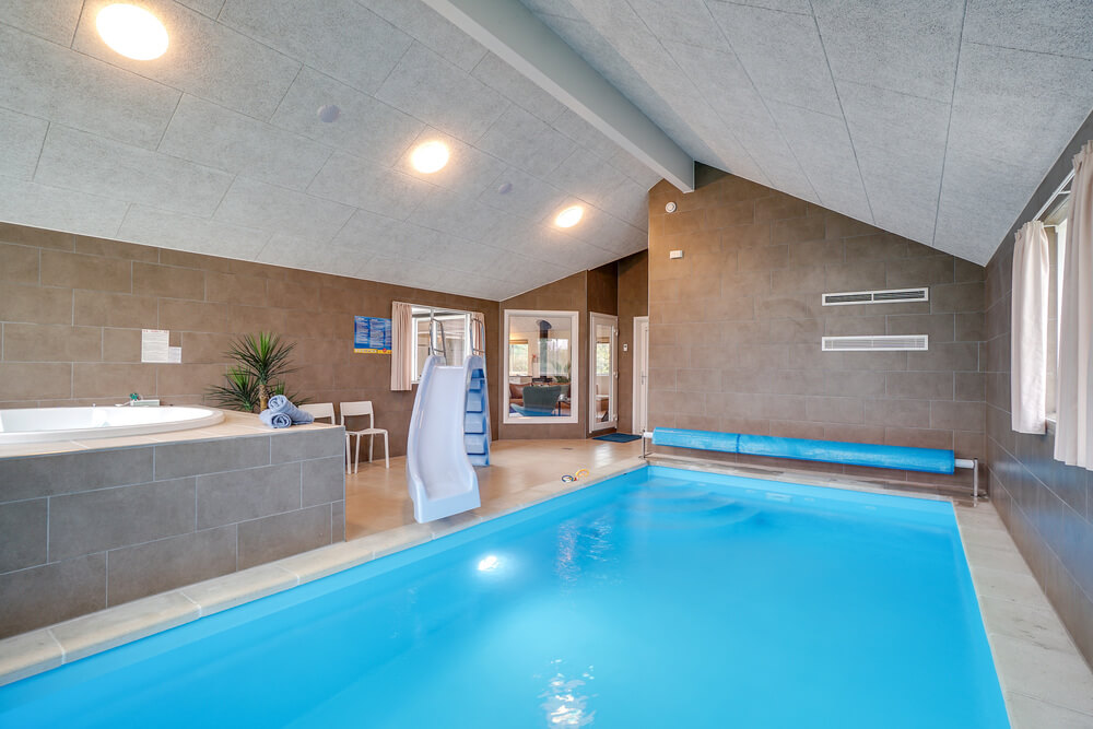 Das Ferienhaus 474 hat einen schicken Poolbereich mit Wasserrutsche, einem geräumigen, eingelassenen Whirlpool und einer Sauna.