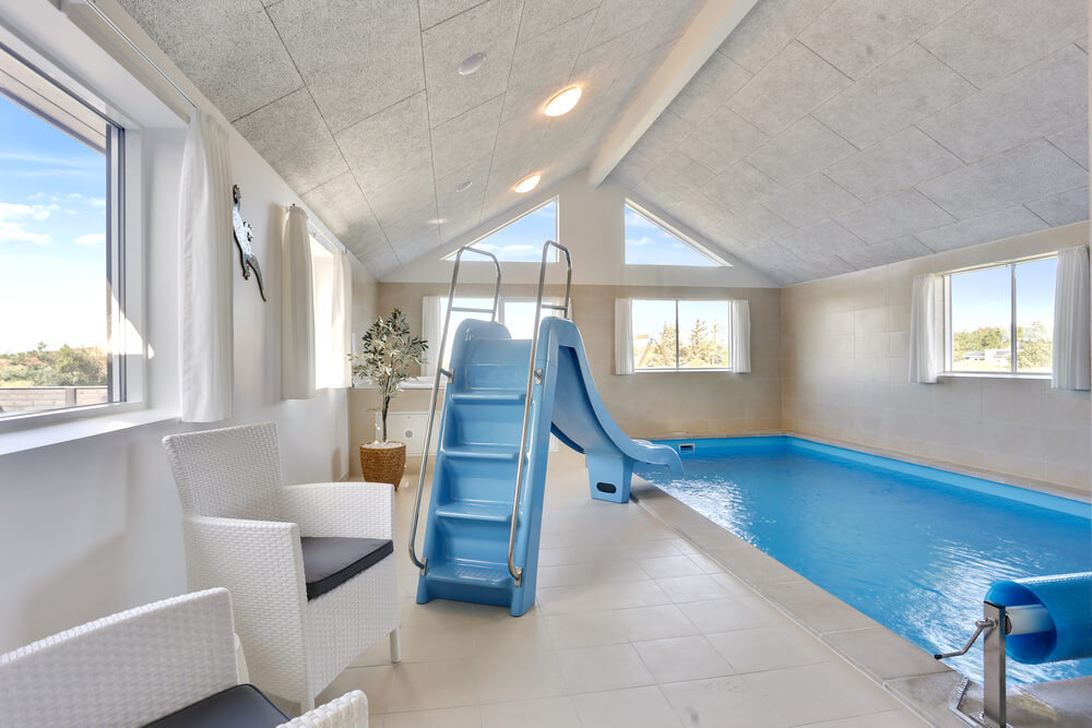 Das Ferienhaus 476 hat einen schicken Poolbereich mit Wasserrutsche, einem geräumigen, eingelassenen Whirlpool und einer Sauna.