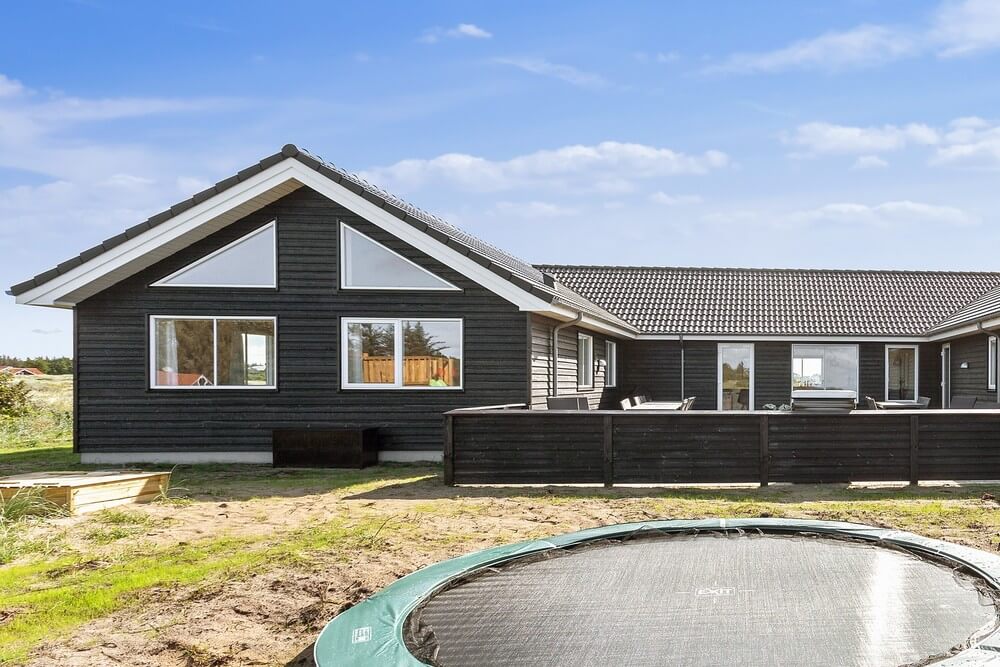 Zu dem attraktiven Ferienhaus Nr. 476 in Nordjütland gehört auch ein tolles Angebot im Außenbereich, z. B. Spieleturm und Schaukeln