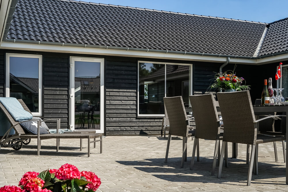 Genießen Sie einen Grillabend auf der Terrasse des Luxusferienhauses Nr. 451 in Ostjütland