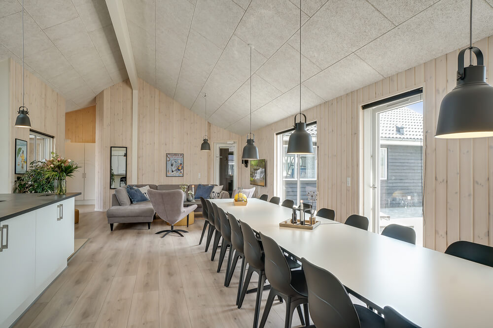 Der Aufenthaltsraum bietet Platz für 20 Personen, wenn ihr das Ferienhaus 451 in Ostjütland besucht.