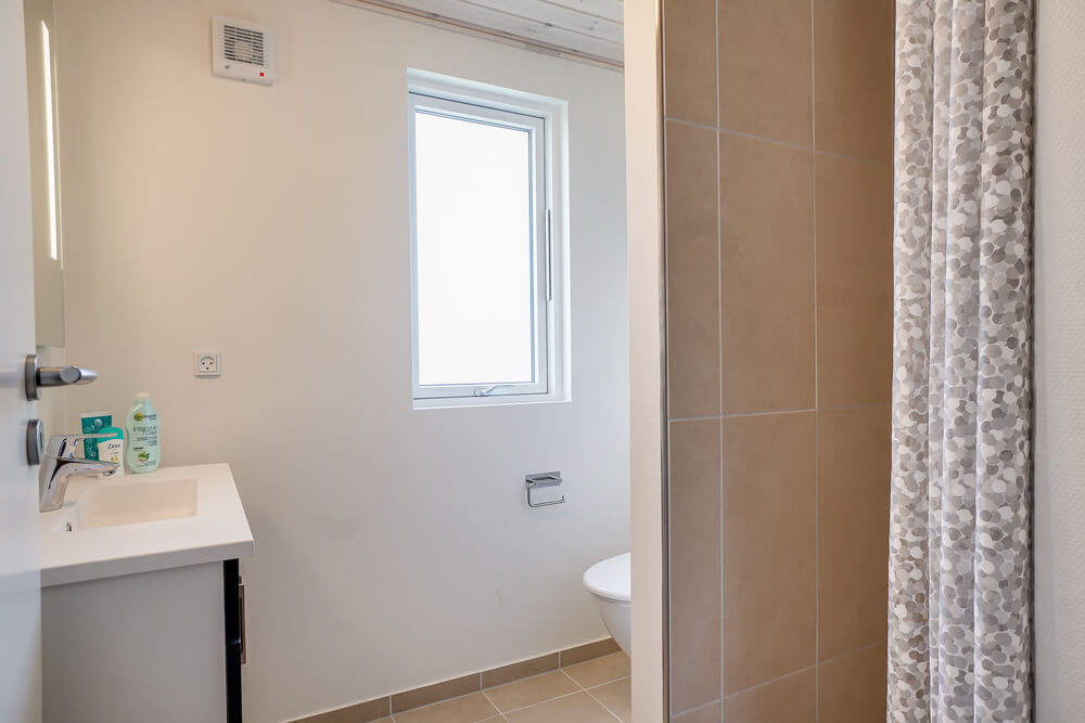 Eines der Badezimmer im Luxusferienhaus Nr. 451