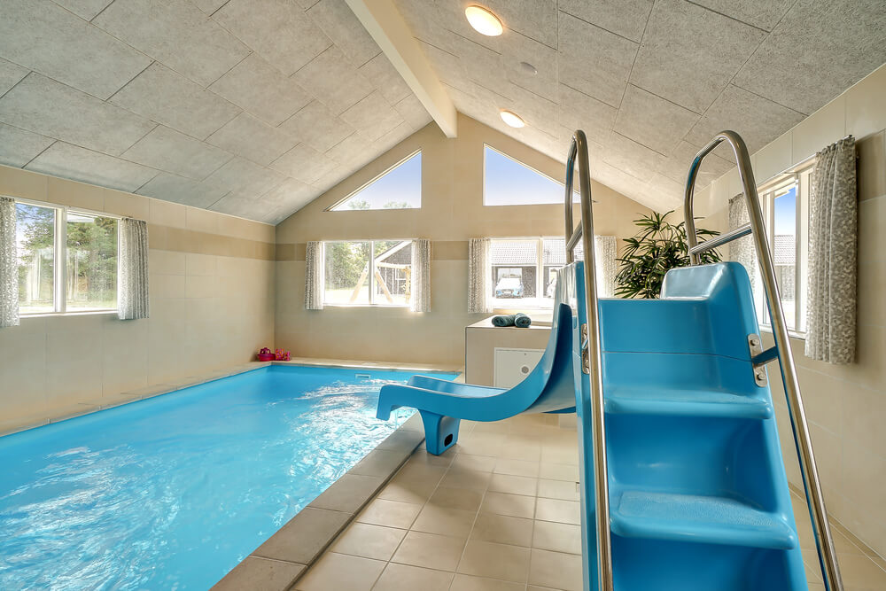 Das Ferienhaus 451 hat einen schicken Poolbereich mit Wasserrutsche, einem geräumigen, eingelassenen Whirlpool und einer Sauna.