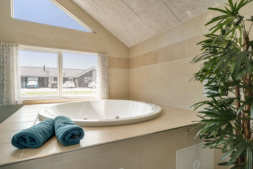 Genießen Sie den warmen Whirlpool im Luxusferienhaus Nr. 451 in Ostjütland