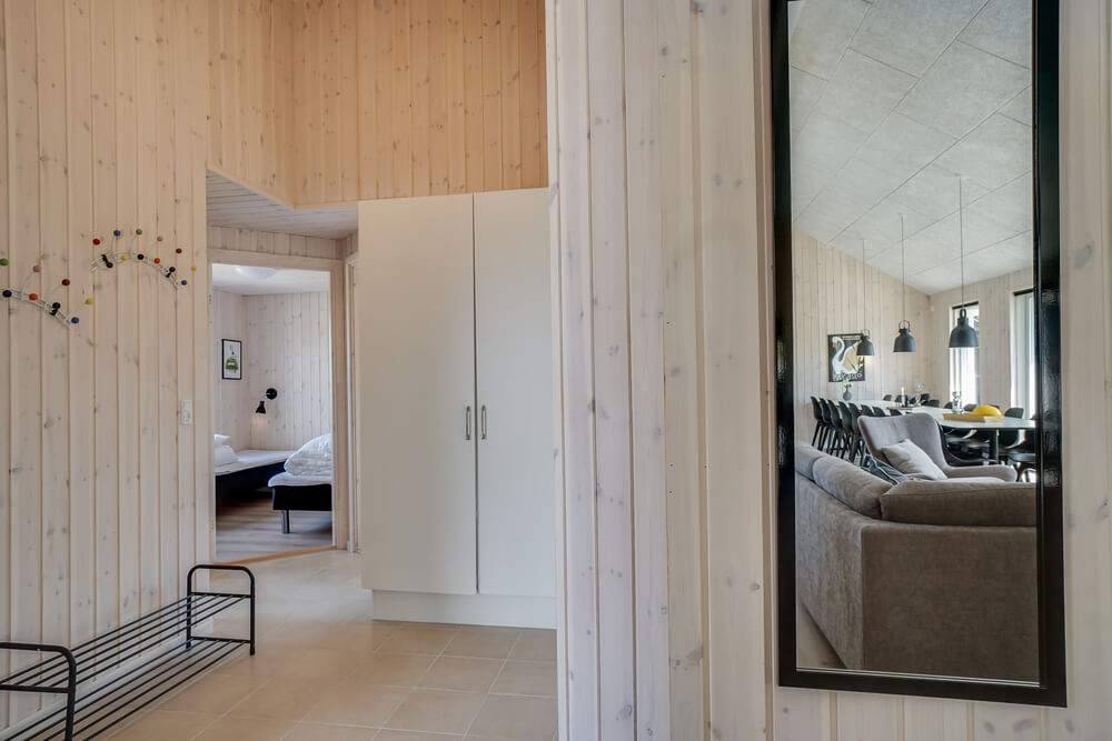 Der geräumige Eingangsbereich im Luxusferienhaus Nr. 451 in Ostjütland