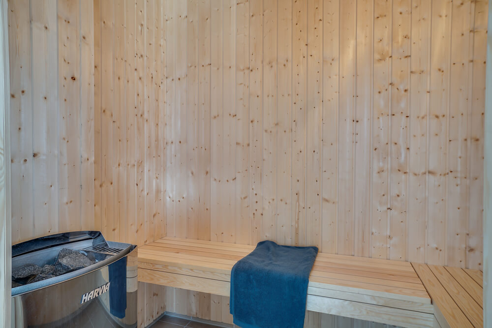 Genießen Sie die heiße Sauna im Luxusferienhaus Nr. 451 für 20 Personen