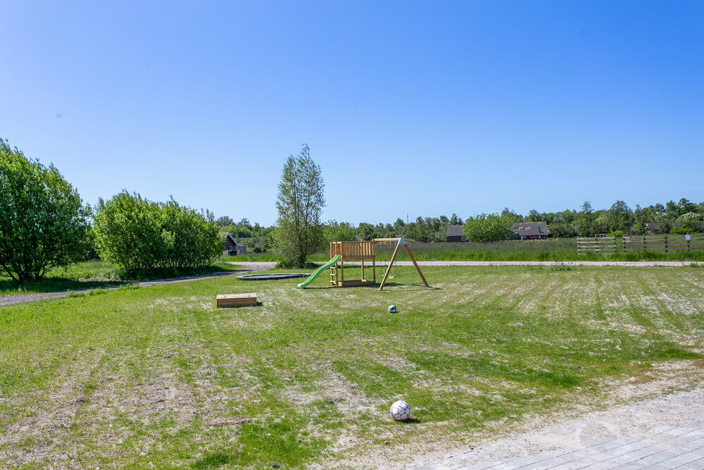 Zu dem attraktiven Ferienhaus Nr. 459 in Lolland/Falster/Mön gehört auch ein tolles Angebot im Außenbereich, z. B. Spieleturm und Schaukeln