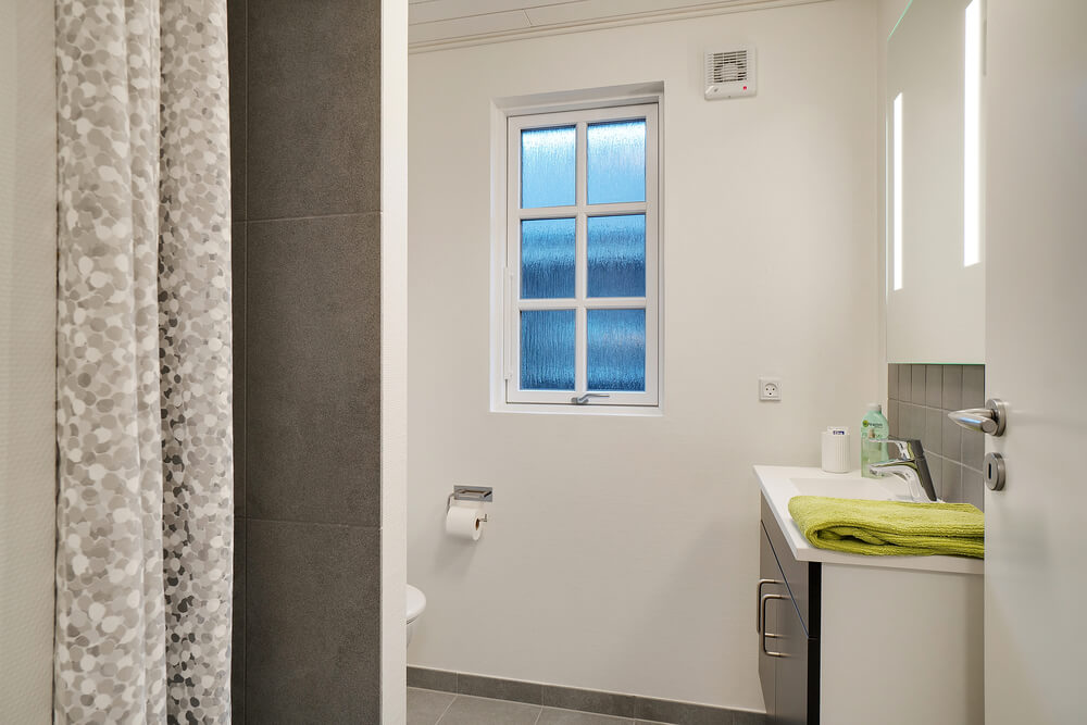 Eines der Badezimmer im Luxusferienhaus Nr. 460