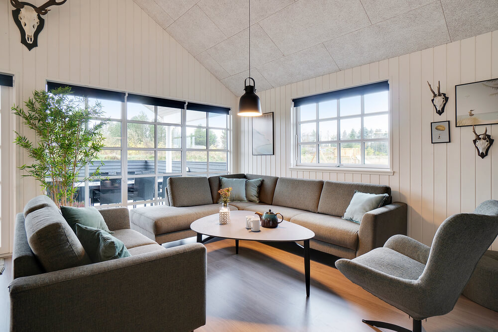 Der große, lichtdurchflutete Aufenthaltsraum im Luxusferienhaus Nr. 460 für 18.