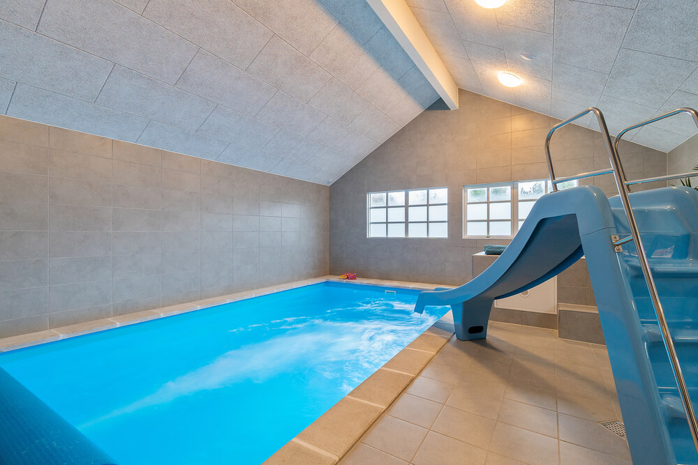 Das Ferienhaus 460 hat einen schicken Poolbereich mit Wasserrutsche, einem geräumigen, eingelassenen Whirlpool und einer Sauna.