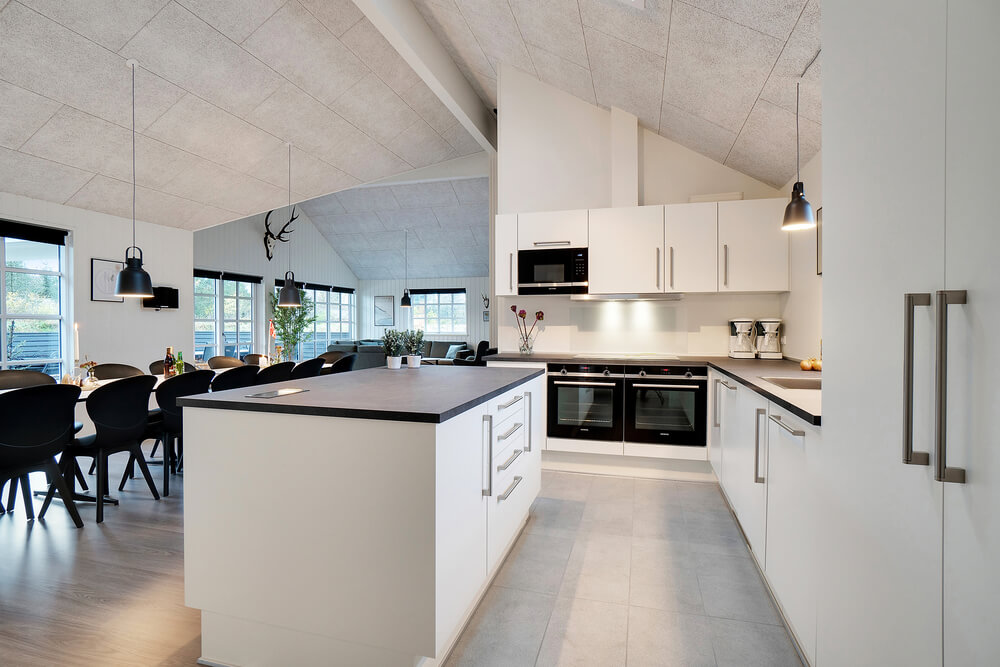 Die Küche in dem Luxusferienhaus Nr. 460 ist so gut ausgestattet, dass man problemlos Mahlzeiten für 18 Personen zubereiten kann.