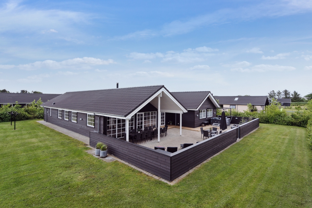 Dieses schöne Poolhaus Nr. 460 mit Platz für 18 Personen liegt in Westjütland