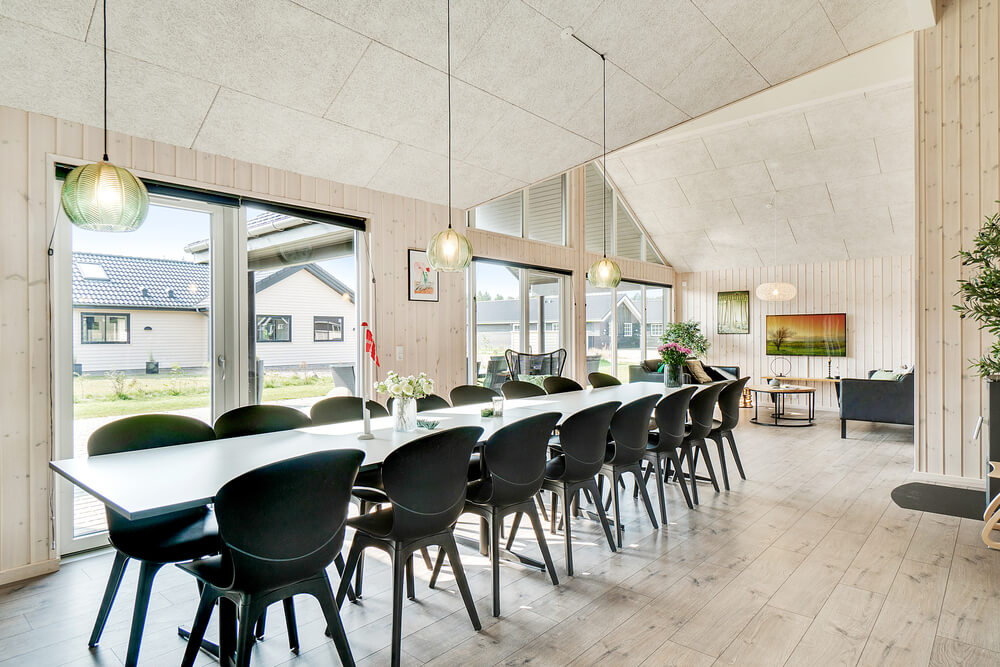Der große, lichtdurchflutete Aufenthaltsraum im Luxusferienhaus Nr. 464 für 16.