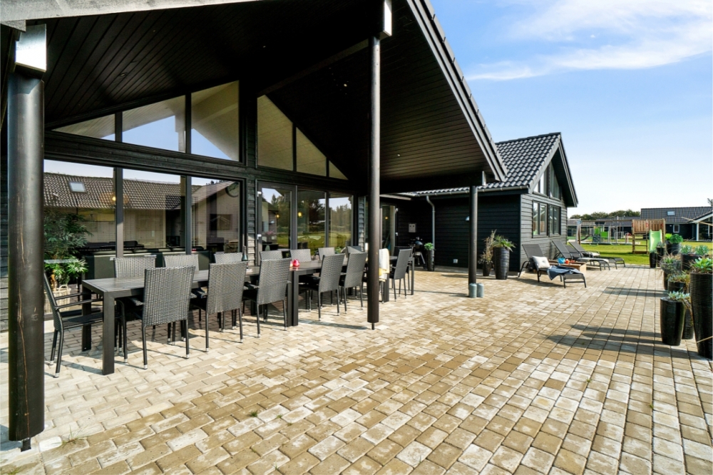 Genießen Sie einen Grillabend auf der Terrasse des Luxusferienhauses Nr. 464 in Westjütland