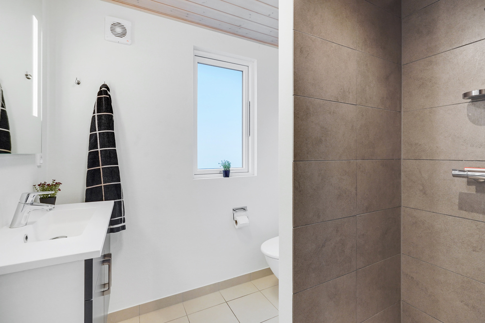 Eines der Badezimmer im Luxusferienhaus Nr. 468