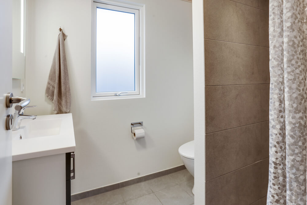 Eines der Badezimmer im Luxusferienhaus Nr. 469