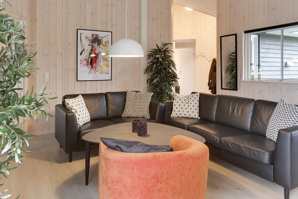 Die Couch im Luxusferienhaus Nr. 469 in Lolland/Falster/Mön lädt zu Gesellschaftsspielen oder zu Kinoabenden ein.