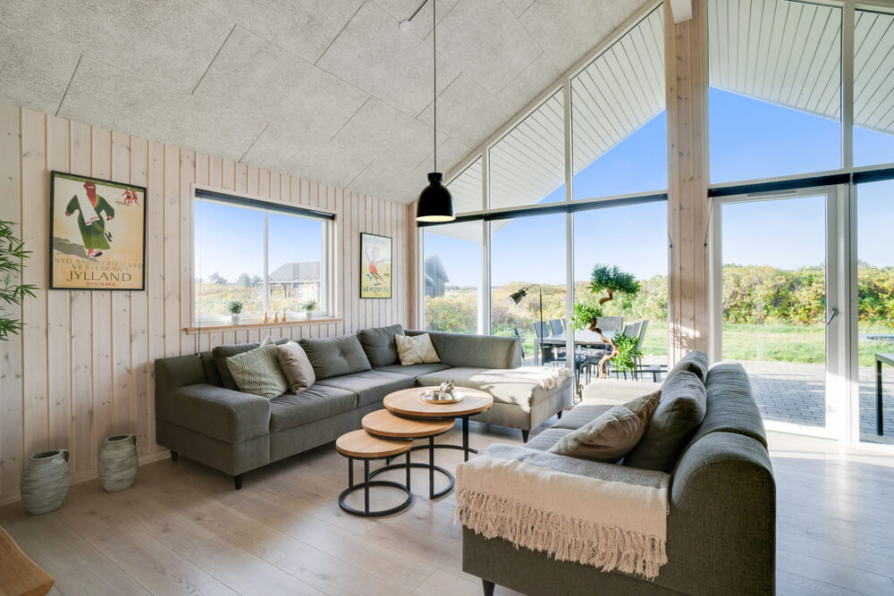 Die Couch im Luxusferienhaus Nr. 478 in Westjütland lädt zu Gesellschaftsspielen oder zu Kinoabenden ein.