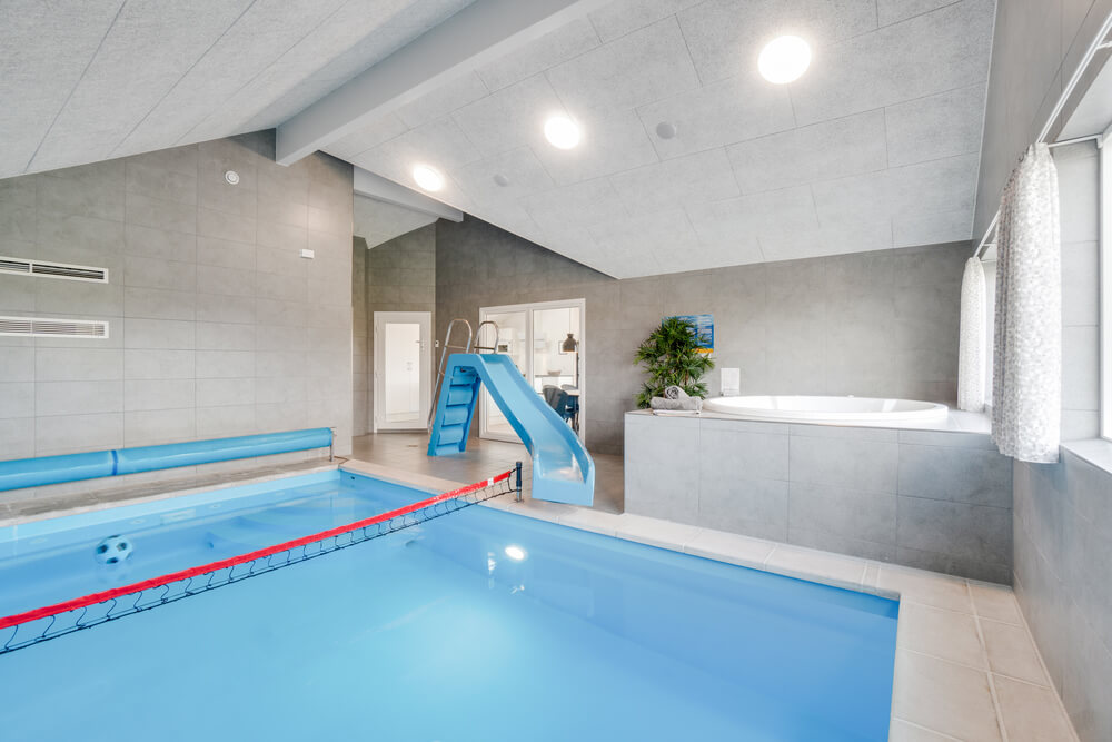 Das Ferienhaus 478 hat einen schicken Poolbereich mit Wasserrutsche, einem geräumigen, eingelassenen Whirlpool und einer Sauna.