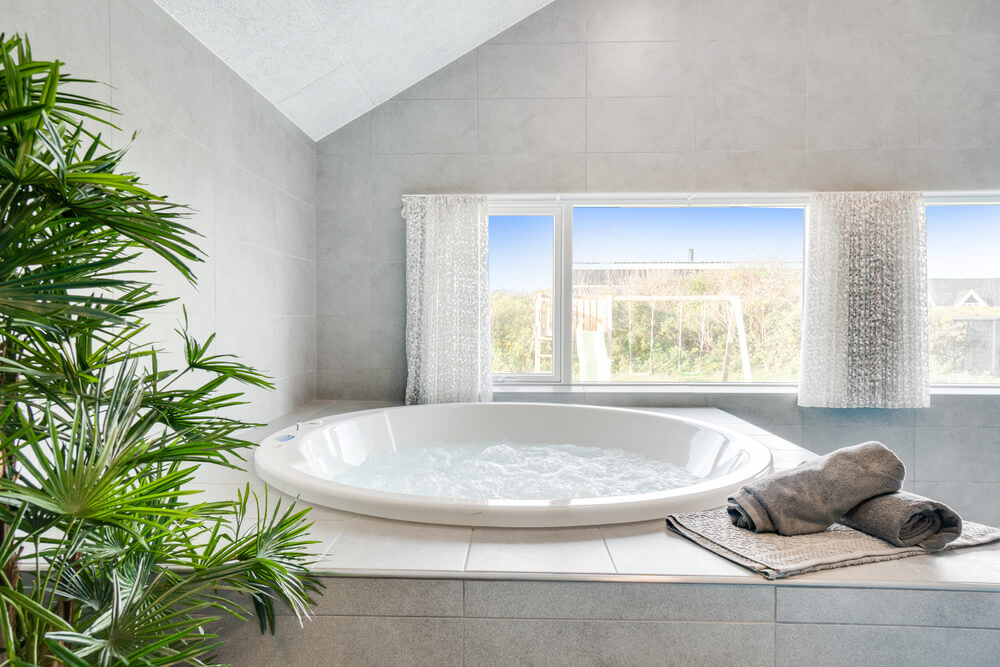 Genießen Sie den warmen Whirlpool im Luxusferienhaus Nr. 478 in Westjütland