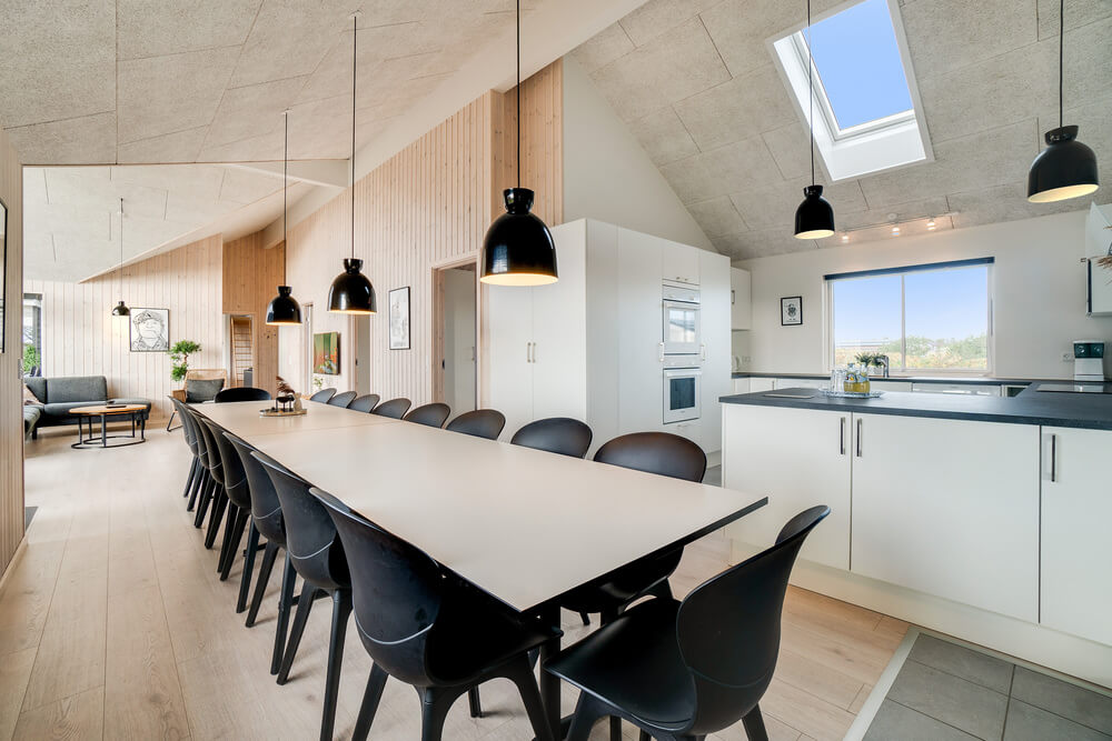 Der Aufenthaltsraum bietet Platz für 18 Personen, wenn ihr das Ferienhaus 477 in Westjütland besucht.