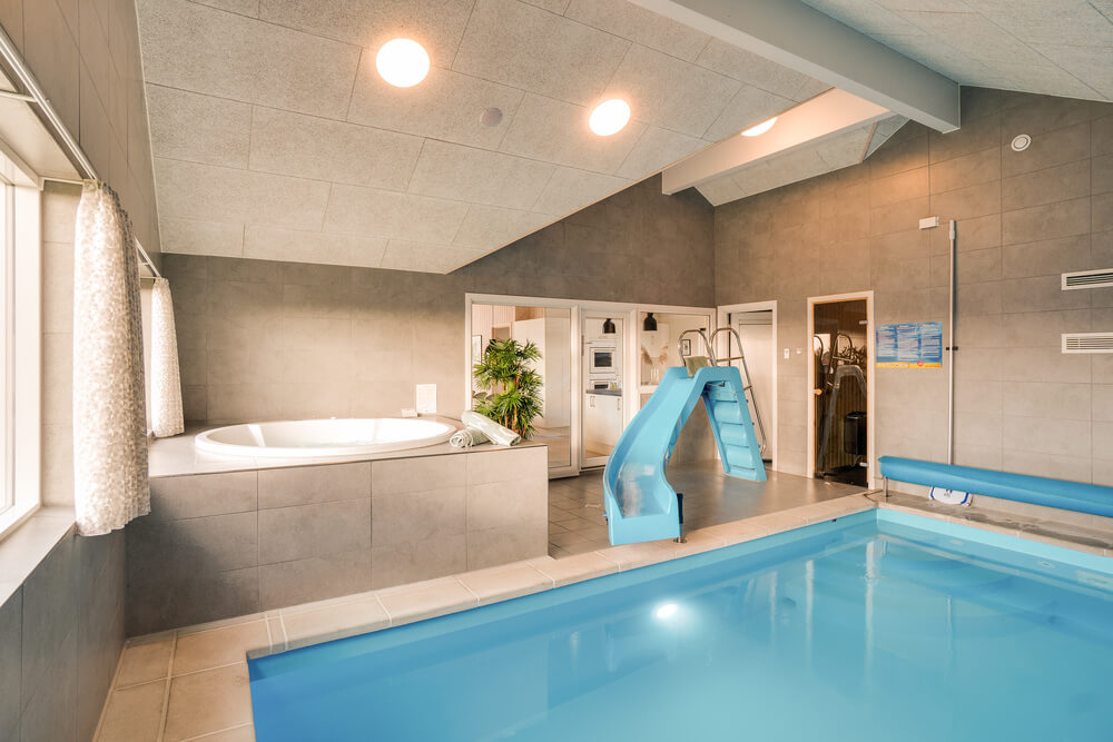 Das Ferienhaus 477 hat einen schicken Poolbereich mit Wasserrutsche, einem geräumigen, eingelassenen Whirlpool und einer Sauna.