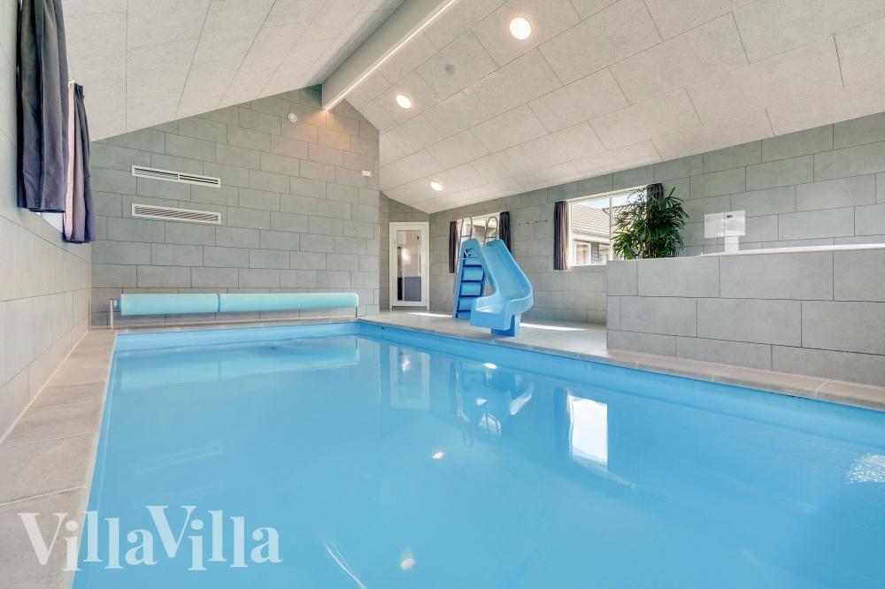 Das Ferienhaus 470 hat einen schicken Poolbereich mit Wasserrutsche, einem geräumigen, eingelassenen Whirlpool und einer Sauna.