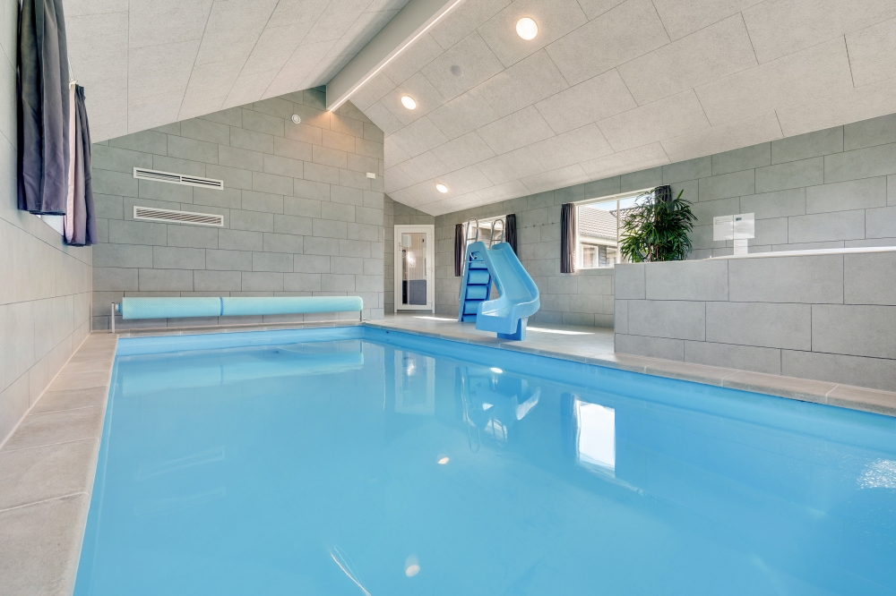 Das Ferienhaus 470 hat einen schicken Poolbereich mit Wasserrutsche, einem geräumigen, eingelassenen Whirlpool und einer Sauna.