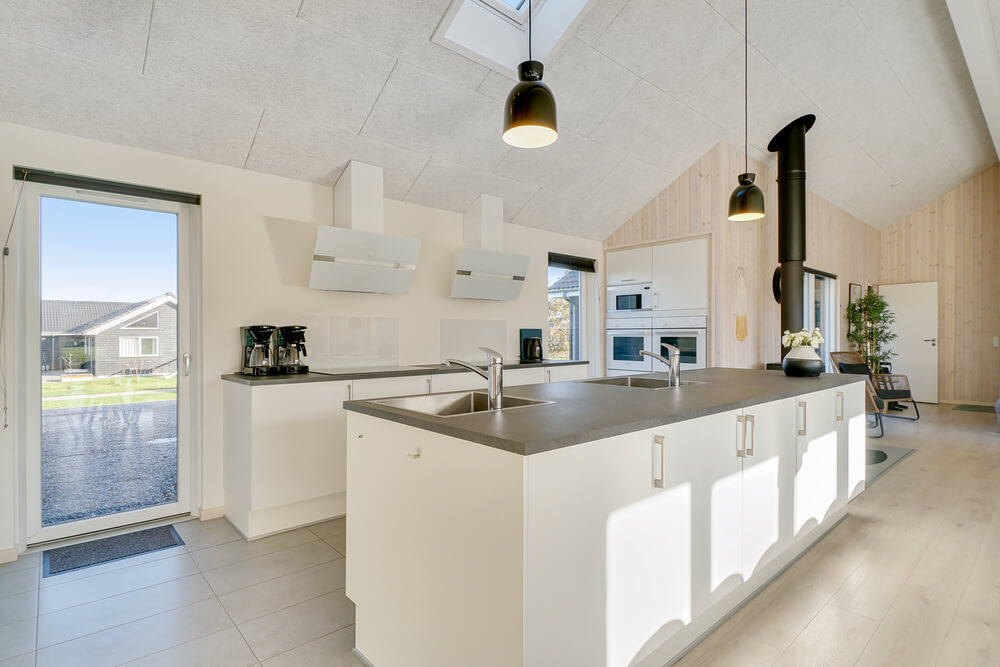 Gut ausgestattete Küche im Luxusferienhaus Nr. 479 in Ostjütland.