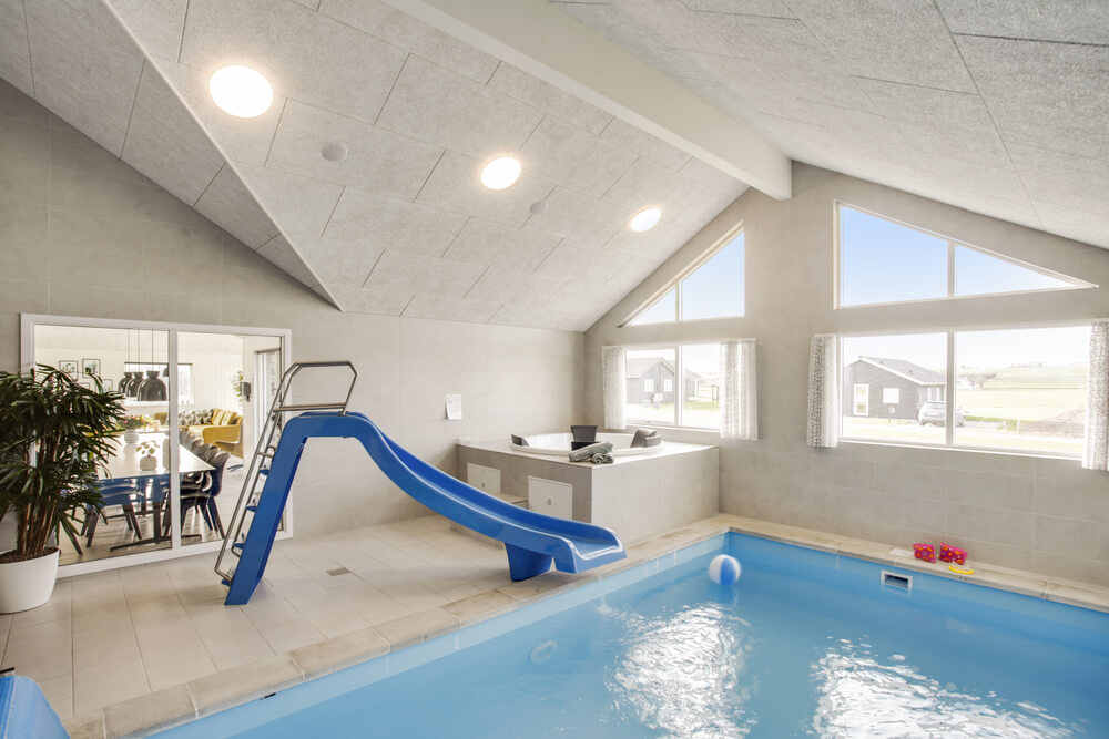 Das Ferienhaus 489 hat einen schicken Poolbereich mit Wasserrutsche, einem geräumigen, eingelassenen Whirlpool und einer Sauna.