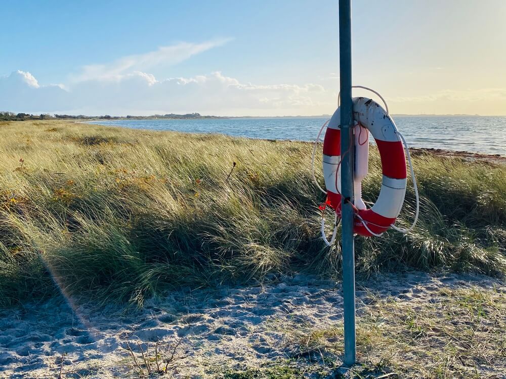 Der Strand in der Nähe von Luxusferienhaus Nr. 489 in Ostjütland lädt zum Spazierengehen ein.