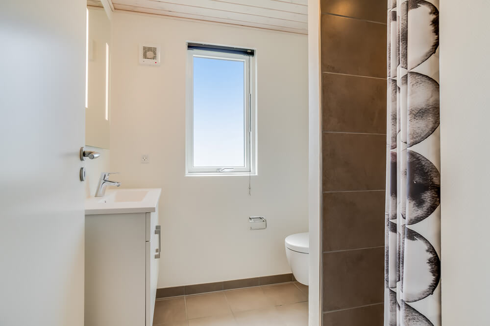Eines der Badezimmer im Luxusferienhaus Nr. 475