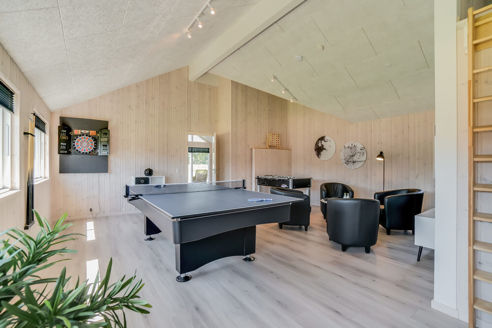 Neben den vielen schönen Stunden, die man im Poolbereich des Hauses verbringen kann, bietet das Luxusferienhaus 475 auch Spielevergnügen bei Billard/Tischtennis und Darts
