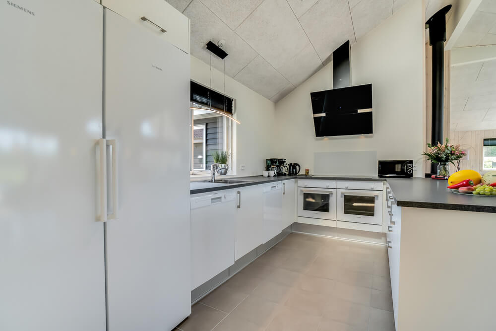 Die Küche in dem Luxusferienhaus Nr. 475 ist so gut ausgestattet, dass man problemlos Mahlzeiten für 18 Personen zubereiten kann.