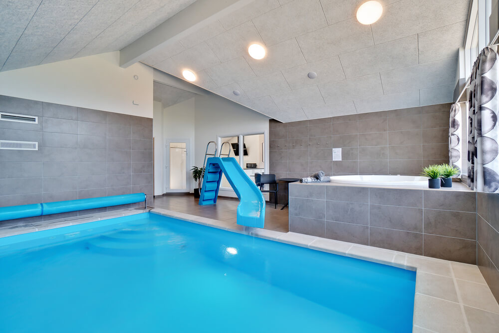 Das Ferienhaus 475 hat einen schicken Poolbereich mit Wasserrutsche, einem geräumigen, eingelassenen Whirlpool und einer Sauna.
