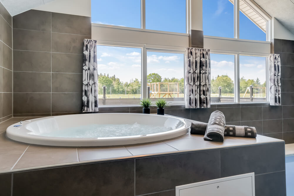 Genießen Sie den warmen Whirlpool im Luxusferienhaus Nr. 475 in Westjütland