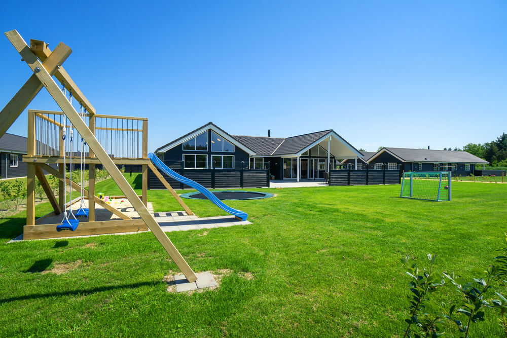 Zu dem attraktiven Ferienhaus Nr. 475 in Westjütland gehört auch ein tolles Angebot im Außenbereich, z. B. Spieleturm und Schaukeln