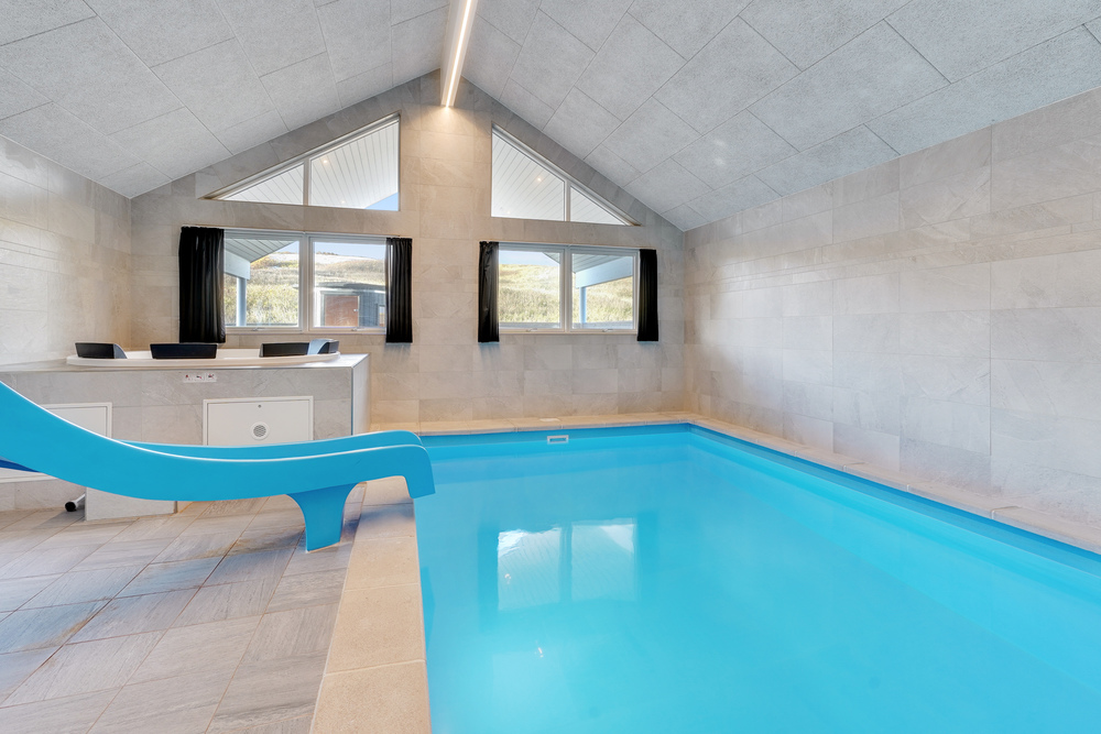 Das Ferienhaus 486 hat einen schicken Poolbereich mit Wasserrutsche, einem geräumigen, eingelassenen Whirlpool und einer Sauna.